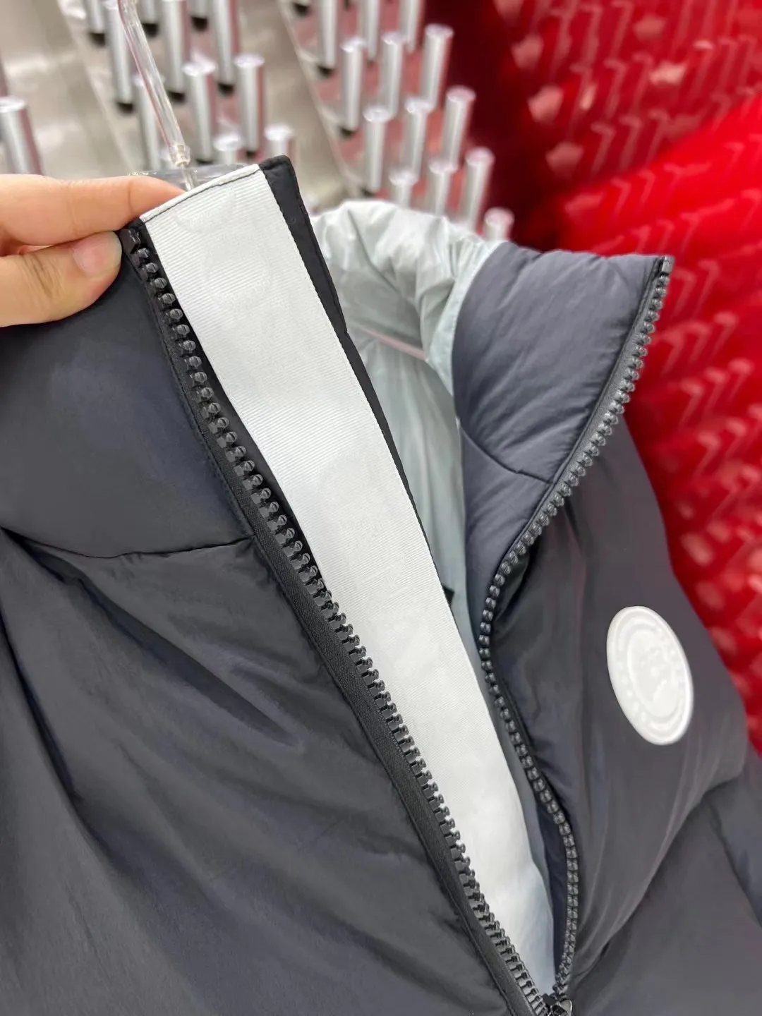 P460 Canadian brand Canada Goosex down jacket has always been recognized as the warmest down jacket. Various Instagram celebrities, Internet celebrities, and celebrities often wear it for street photos. I do Canada Goose every year, but I still can’t get rid of my love for the geese. No matter how cold the weather is, there is no need to be afraid, because there are geese! Filled with 90% white duck down, Canada Goose is the legendary warmest down jacket and is known as a must-have for Arctic outdoor sports! The most popular down jacket in the world, celebrities are rushing to buy it, it is a must-have! Same size for men and women: XS to XXL in stock😍